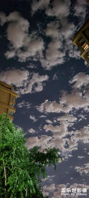 5月26日晚23點(diǎn)鹿泉水岸華苑的天空……