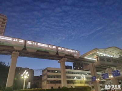 重慶單軌進(jìn)站