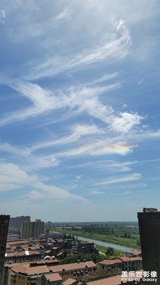 天空驚現(xiàn)七彩祥云