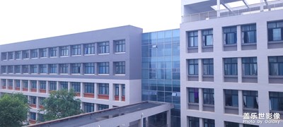 大學(xué)的教學(xué)樓一角