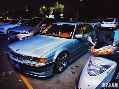 街拍復(fù)古風(fēng)汽車