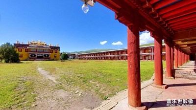 高原藍(lán)下的藏式建筑！