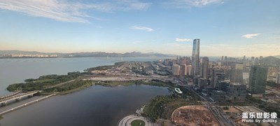 深圳灣春筍及遠處的香港