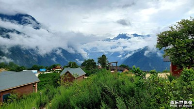 云端漫步，俯瞰臺(tái)地。