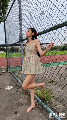 夏天午后校園，小姐姐很有鏡頭感