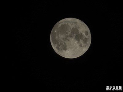 剛剛在家里用手機部抓到今晚的月亮。