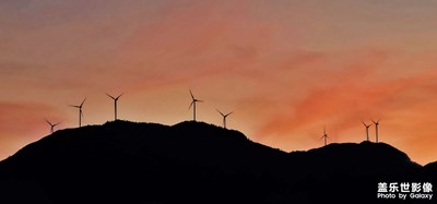 傍晚的山巒晚影