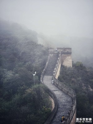 霧氣下的八達(dá)嶺長(zhǎng)城