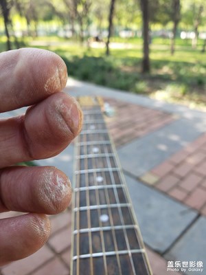 彈吉他和秋天夜的痕跡