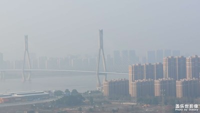 長江邊上霧漸退