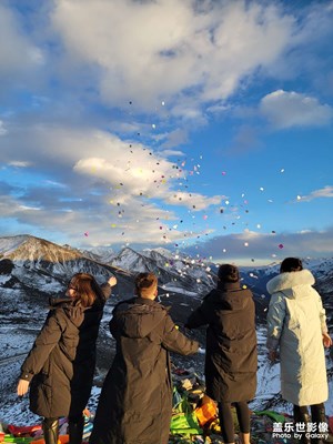 過(guò)了康定，一路向西，然后到折多山埡口就會(huì)看到很美的景色