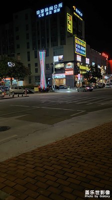 夜晚的街燈忽明忽暗，照著是誰的孤單(；′⌒`)