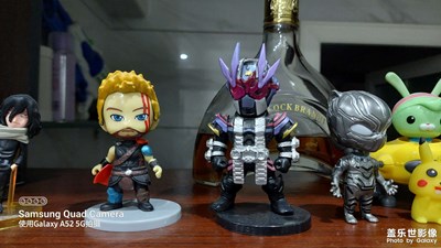 城市的夜晚讓人著迷，??音樂的美妙讓人沉醉