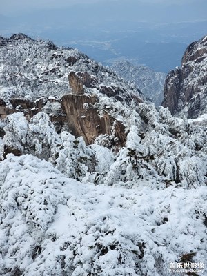 遠(yuǎn)看飛來(lái)石 近看仙桃石