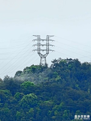 青山雨后天邊境，層嵐疊翠近眼眸。