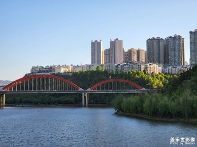 無云天空映彩虹