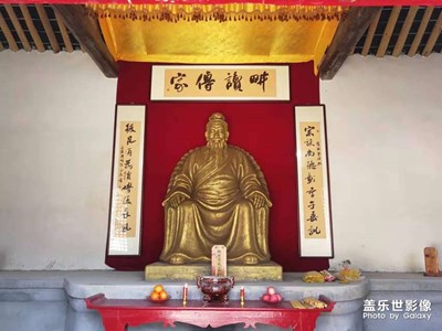 清明孫輩在祠堂拜祖