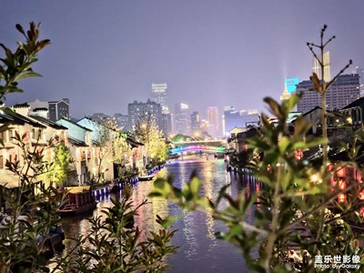 傍晚散步景區(qū)