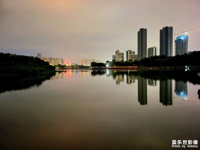 風(fēng)起，雨落，江邊夜景飄過