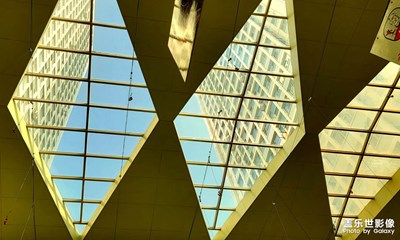 商場(chǎng)屋頂仰望天空