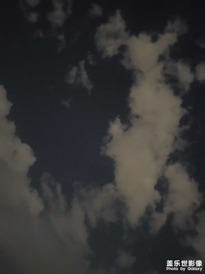 夜空中的云