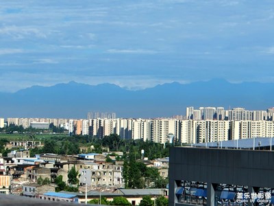 雨后的成都空氣質(zhì)量優(yōu)秀能看到大山