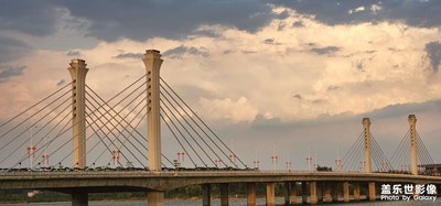 橋，上奇異的云…
