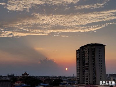 夏日傍晚，瞬息萬變