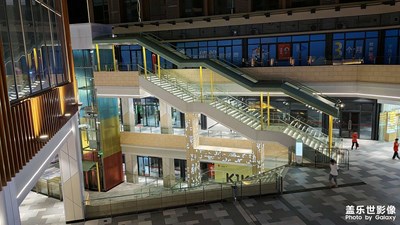 繁華喧鬧的都市披上了夜的帳幕，燈火如那曾布滿夜空的繁星，