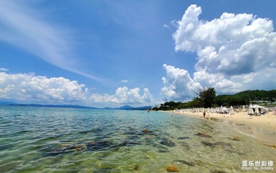 漫步在小漁村里，藍(lán)天白云