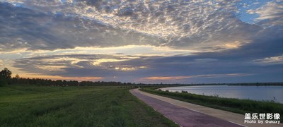河邊的夕陽西落
