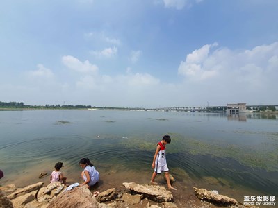 家鄉(xiāng)開發(fā)區(qū)的新修道路