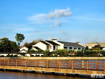 碧水藍(lán)天，白墻黑瓦。