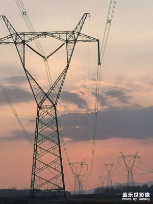 夕陽下的輸電塔！
