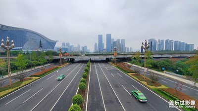 成都天府大道從來(lái)沒(méi)有這么空曠過(guò)，稀稀拉拉只有出租車(chē)在跑