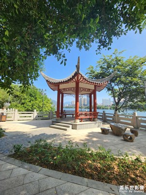 秋風(fēng)送爽樹陰幽，
水波靈動一江秋。





