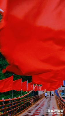 長(zhǎng)在紅旗下，生在春風(fēng)里