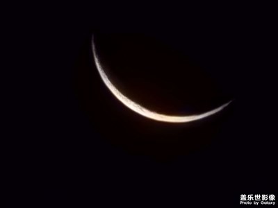 小雪節(jié)氣的清晨，一輪彎彎的月亮