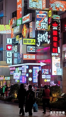 本地的網(wǎng)紅街，拍糊了。哈哈