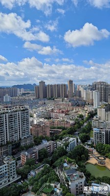 明媚的陽光照耀著我們，心情舒暢多了