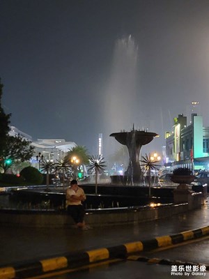 雨夜、降溫、排隊(duì)……原諒我不厚道的插隊(duì)百余人