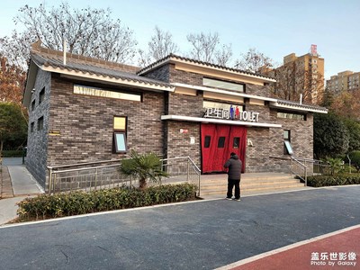 鋤禾日當(dāng)午，汗滴禾下土。