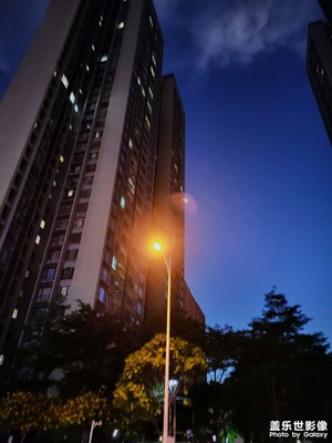 讓晚風(fēng)輕輕吹送落霞