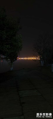 行到水窮處，長橋夜闌珊