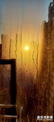 透過進水的玻璃拍夕陽，朦朧美