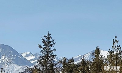 雪山下的石油城
