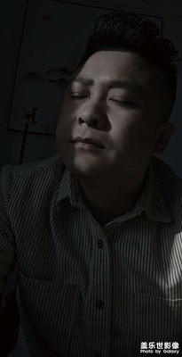 自拍一張照片，效果不錯