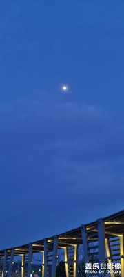 夜空中的月亮??