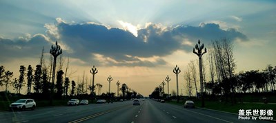 絕美的丁達(dá)爾效應(yīng) 路上隨拍