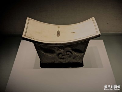 一直有個(gè)疑問，古人的枕頭為什么是硬的呢？